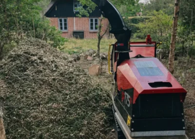 Flisning af grene efter træfældning